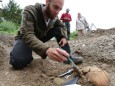 Archäologen legen ein Skelett dem Frühmittelalter frei.