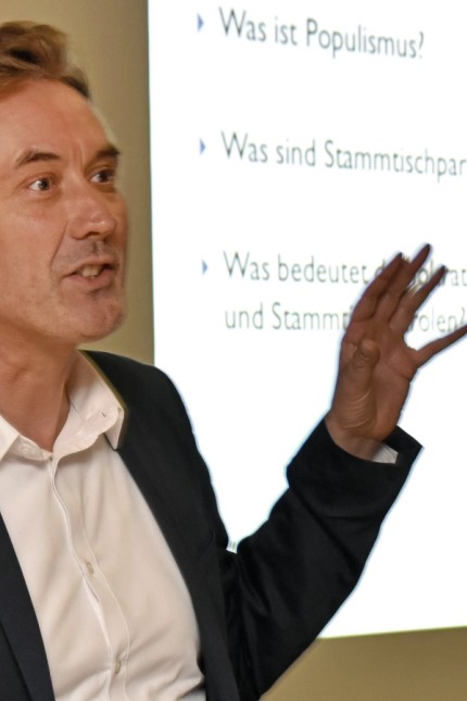 Vortrag: Christian Boeser-Schnebel erläutert, wie gewaltfreie Kommunikation funktioniert.