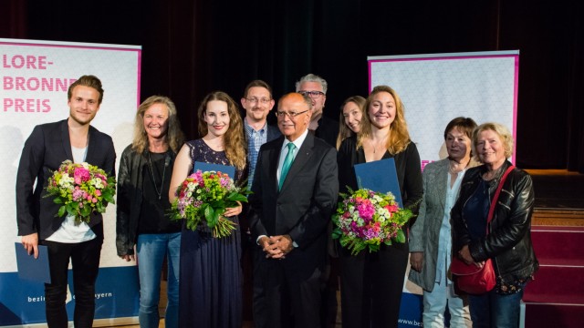 Kulturpreis: Nicolas Wolf, Teresa Sperling und Julia Zimmermann erhielen Blumen von Bezirkstagspräsident Josef Mederer.
