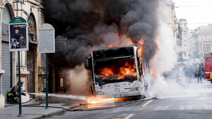 Ein brennender Mercedes-Bus der Verkehrsbetriebe in Rom nahe des Trevi-Brunnens.