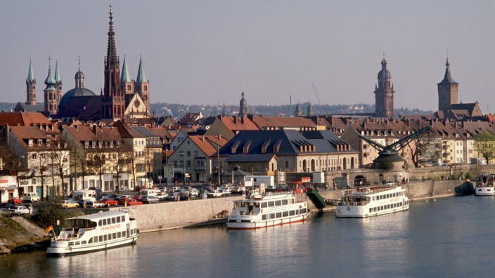 Blick auf Würzburg mit Schiffen auf dem Main.