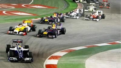 Formel 1 in Singapur: Von Anfang an vornweg stürmte Lewis Hamilton im McLaren Mercedes.