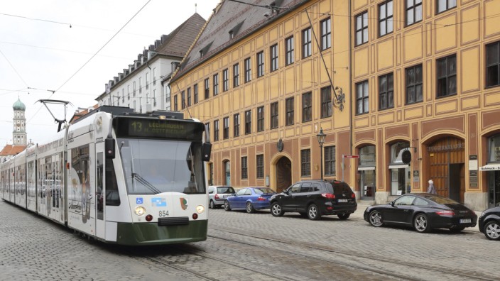 Der Nahverkehr in Augsburg soll in einer Zone kostenlos werden - bundesweit einzigartig. Doch die Motivation dahinter ist umstritten.