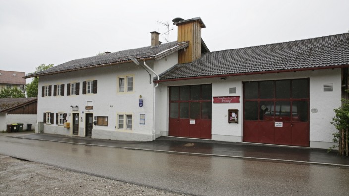 Zentrum dörflichen Lebens: Musikkapelle und Feuerwehr haben in der ehemaligen Dorfschule ihren Sitz. Die Musiker wollen nun mit der Sanierung in Eigenregie beginnen.