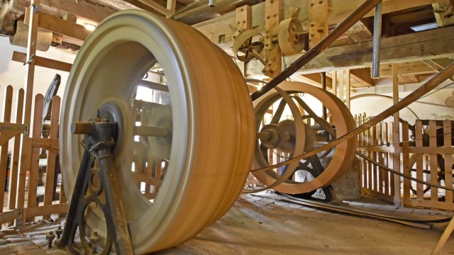 Furthmühle an Dachauer Kreisgrenze: Diese riesigen Räder treiben das Sägewerk an - die Schneidmühle, wie man auf Bairisch sagt.