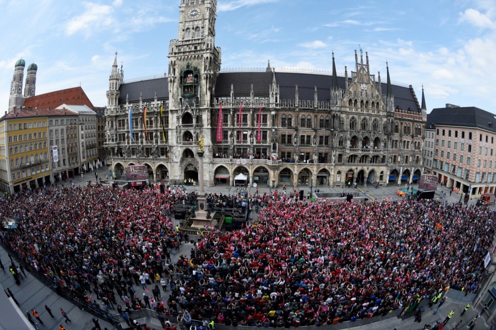 Fußball: Balkonbesuch des FC Bayern München