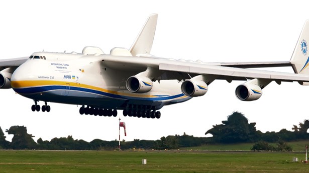 Riesenjet Antonow An-225: 32 mächtige Räder, sechs Triebwerke, 230 Tonnen Schub je Tragfläche: die Antonow An-225