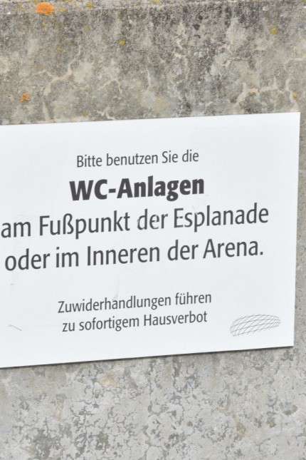 Problem Wildpinkler: Zwischen der U-Bahn-Station Fröttmaning und Allianz Arena gibt es nur eine Toilette. Ein Grund, warum etliche Passanten an Mauern urinieren.