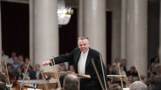 Konzertreise des BRSO: Mariss Jansons, hier in der Philharmonie in St. Petersburg, strahlt reine Freude aus, ein Glück, das die Musiker gleichermaßen empfinden.