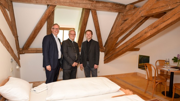 Umbau in Benediktbeuern: Architekt Michael Laubender (rechts) erläutert Georg Fahrenschon (links) und Pater Karl Geißinger (Mitte) den Umbau.