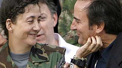 Ingrid Betancourt: Ingrid Betancourt gemeinsam mit ihrem Mann Joan Carlos Lecompte kurz nach ihrer Befreiung: Die Begrüßung verlief vergleichsweise kühl.