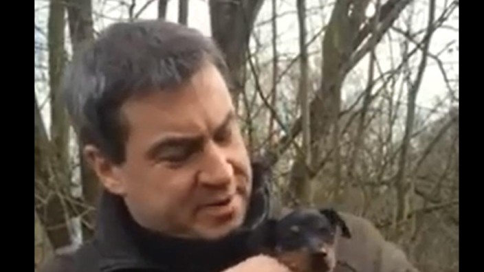 Markus Söder präsentiert seinen Hund in einem Facebook-Video.