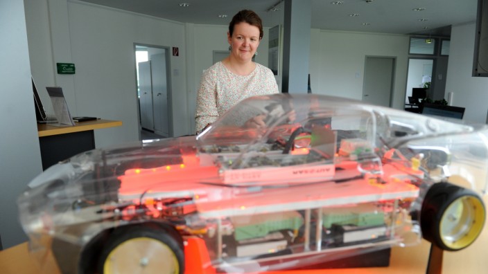 Dominique Seydel vom Fraunhofer-Institut arbeitet an der Software für die Steuerung des neuen Elektroautos.