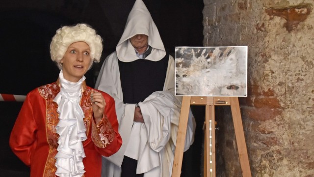 Fürstenfeldbruck: Maskierung - künstlerisch: Als Filippo Balatri stimmt Christina Schmiedel bei einer historischen Stadtführung im alten Gewölbe auf dem Gelände des Klosters eine Arie an.