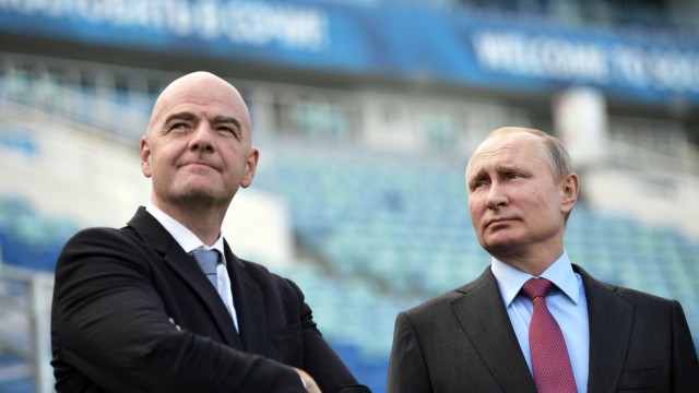 Krieg in der Ukraine: Fifa-Präsident Gianni Infantino (links) zählt zu den Sportfunktionären, die traditionell ein besonders enges Verhältnis zu Wladimir Putin und Russland hatten.