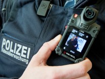 Berliner Polizei: Wegen Schwarzfahrens in Handschellen gelegt