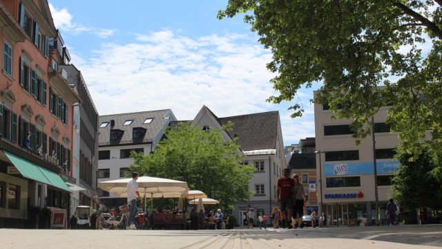Geretsried sucht Meinungen und Ideen: Bitumen in Bregenz: In den terrazzoartig gestalteten Bodenbelag sind Rillen als Führungslinien für Blinde eingearbeitet.