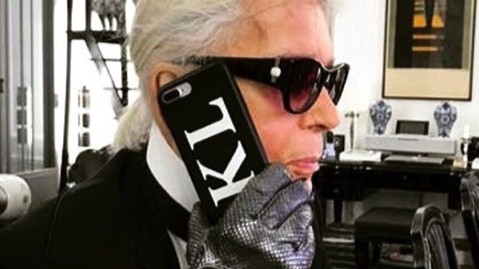 Smartphones: Wer nicht weiß, wen er da vor sich hat, erkennt Karl Lagerfeld jetzt vieleicht an den Initialen auf seiner Handyhülle.