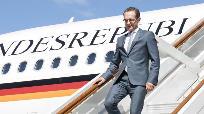 Bundesaussenminister Heiko Maas SPD steigt bei seiner Ankunft in Moskau aus einem Flugzeug der Luf