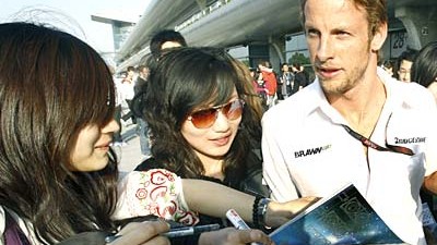 Formel 1: Jenson Button: Jenson Button (rechts) ist oft von vielen Frauen umzingelt.
