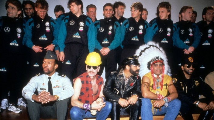 WM-Songs: WM-Songs zum Verlieben: 1994 sang die deutsche Fußball-Nationalmannschaft mit den Gay-Disco-Ikonen "Village People" das Lied "Far Away in America".