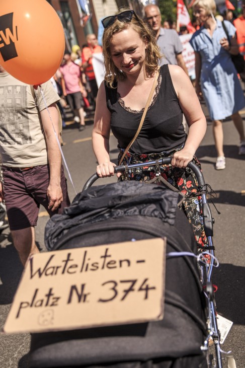 Berliner Eltern demonstrieren für Kita-Plätze