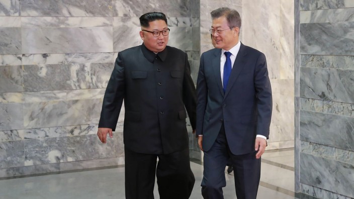 Nordkorea: Sucht den Kontakt mit dem nordkoreanischen Machthaber: Südkoreas Präsident Moon Jae-in (r.).