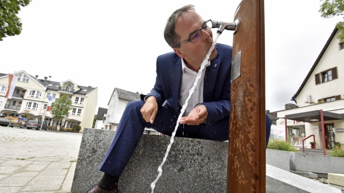 Stadtrat Dorfen: In Olching gibt es auf dem zentralen Nöscherplatz mitten in den Stadt schon seit 2018 einen öffentlichen Trinkbrunnen. Hier im Bild testet Bürgermeister Andreas Magg, wie es läuft.