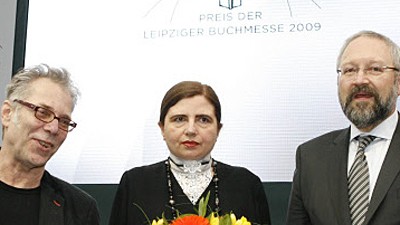 Leipziger Buchpreise: Preisträgerbild mit Dame: Sibylle Lewitscharoff bekam den mit 15.000 Euro dotierten Preis der Leipziger Buchmesse.
