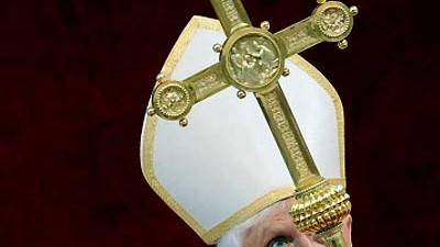 Benedikt XVI.: Papst Benedikt XVI: Dem fehlbaren Papst gebührt Respekt.