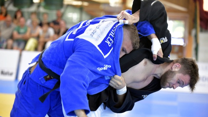 Judo: Kein Grund, sich zu verstecken: Großhaderns Laurin Böhler (blauer Anzug) setzte sich gegen Offenbachs Georgios Malliaropoulos durch.