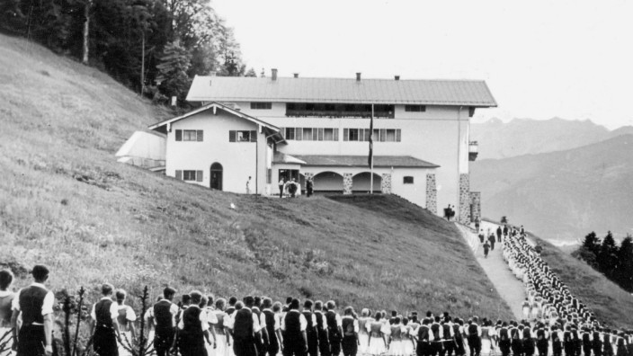 NS-Jungbauern mit ihren Mädchen vor dem Berghof auf dem Obersalzberg, 1937