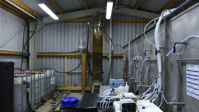 Forschung: Hightech im Wellblechschuppen: Ein großer Tank (rechts) reinigt Wasser, das aus der nahegelegenen Kläranlage stammt.