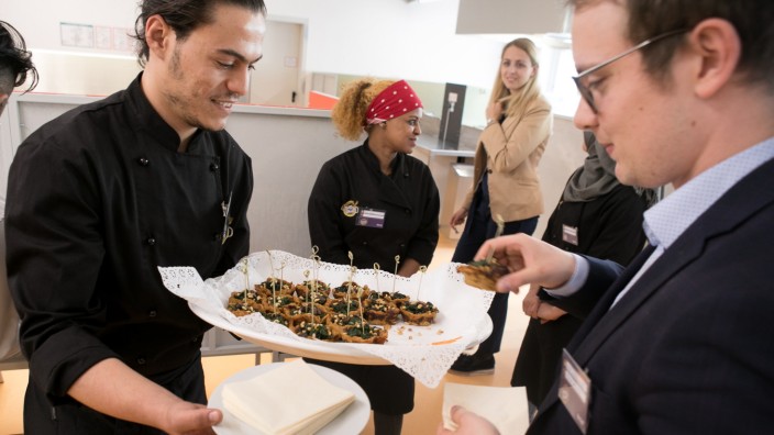 Projekt Turning Tables, das Flüchtlinge in die Gastro vermittelt. Bayernkaserne.