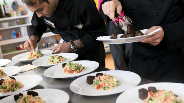 Projekt Turning Tables, das Flüchtlinge in die Gastro vermittelt. Bayernkaserne.