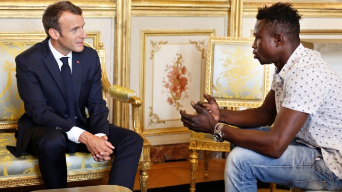 Leserdiskussion: Nach seinem heldenhaften Einsatz wurde Mamoudou Gassama von Frankreichs Präsident Emmanuel Macron in den Elysee Palast eingeladen.