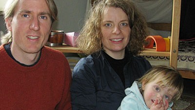 Kinderbetreuung in Giesing: Haben das ganze Projekt bislang ehrenamtlich aufgezogen: Silvia Daub, im Bild mit ihrer Tochter Thalia, und Achim Ranz.