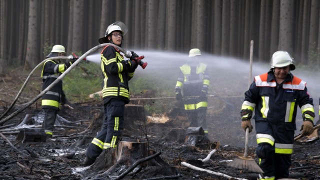 Krisenmanagement: Ein Brand in Sauerlach im Jahr 2018: Die Wasserversorgung kann zum Problem werden, wenn die Feuerwehren tief im Wald Flammen bekämpfen müssen.