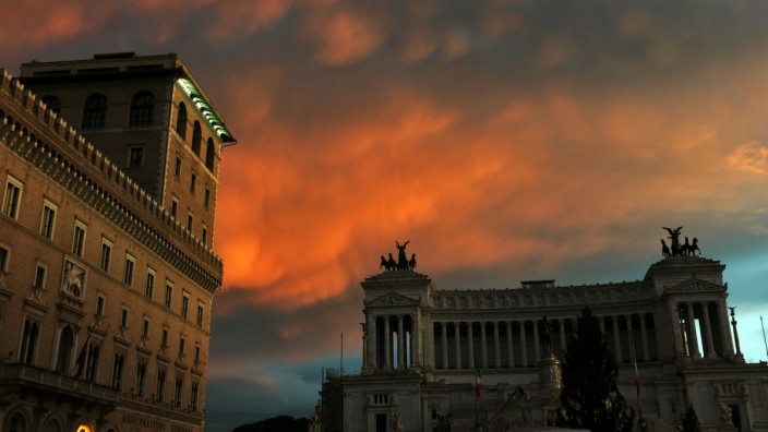 Finanzmärkte: Über der Piazza Venezia in Rom braut sich etwas zusammen - sinnbildlich für die aktuelle Lage des Landes.