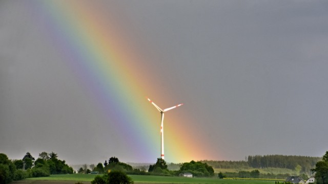 Erneuerbare Energie: Unterm Regenbogen: das Windrad von Mammendorf, von der B2 bei Hattenhofen aus gesehen.