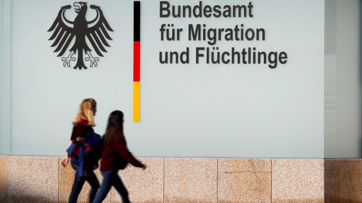 Zwei junge Frauen gehen am Bundesamt für Migration und Flüchtlinge (Bamf) in Berlin vorbei - die Behörde steht 2018 aufgrund der Bremer Asyl-Affäre unter Druck.