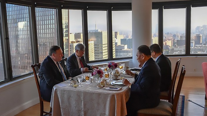 Atomstreit: In New York trafen sich US-Außenminister Mike Pompeo (vorne links) und Nordkoreas Gesandter Kim Yong-chol (vorne rechts) zum Abendessen.
