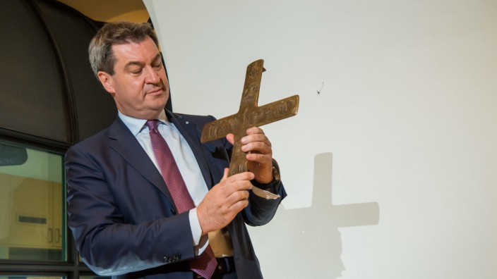 Kreuze in Behörden: Im April 2018 brachte der neue Ministerpräsident ein Kreuz in seiner Staatskanzlei an.