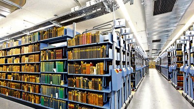 Auslagerung von Gütern: Etwa 20 Grad Celsius, dicke Wände, 45 Prozent Luftfeuchtigkeit: In der Speicherbibliothek in Garching herrscht ein gutes Klima für die Aufbewahrung von Büchern.