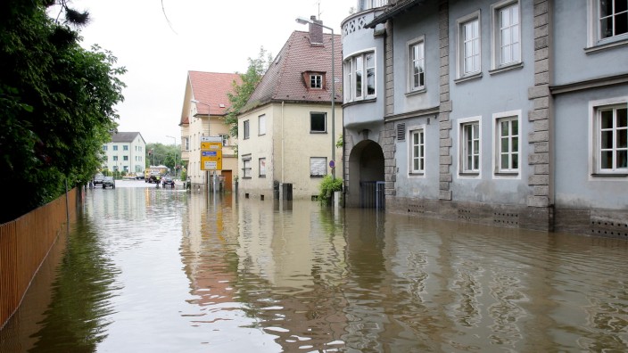 5 Jahre danach: In eine Wasserstraße haben sich im Juni 2013 Fahrbahn und Gehwege der Saarstraße in Freising verwandelt. Die Fluten drangen auch in die Keller ein. Die Rettungskräfte waren im Dauereinsatz, um den Hausbesitzern zu helfen.