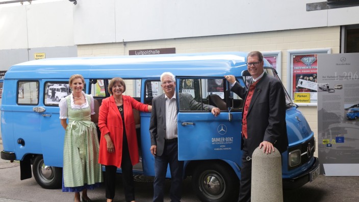 Jubiläum: Monika Haslberger, Ulla Schmidt (Bundesvorsitzende der Lebenshilfe), Franz Burger und Michael Schwaiger (v.l.) vor dem ersten Bus der Lebenshilfe.