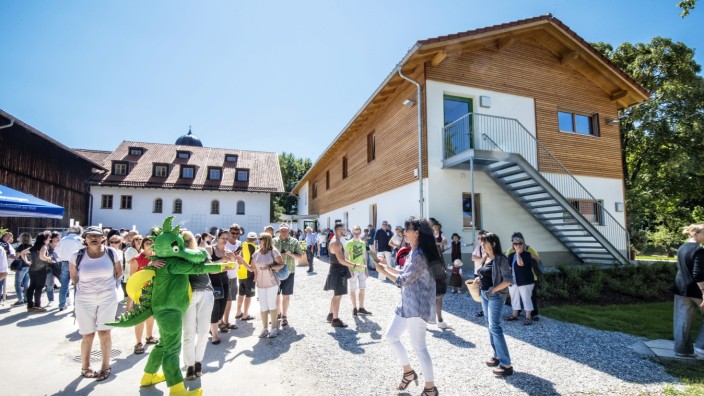 Gut Dietlhofen: Zahlreiche Besucher feiern mit der Drachenfigur Tabaluga die Eröffnung der Einrichtung auf Gut Dietlhofen.