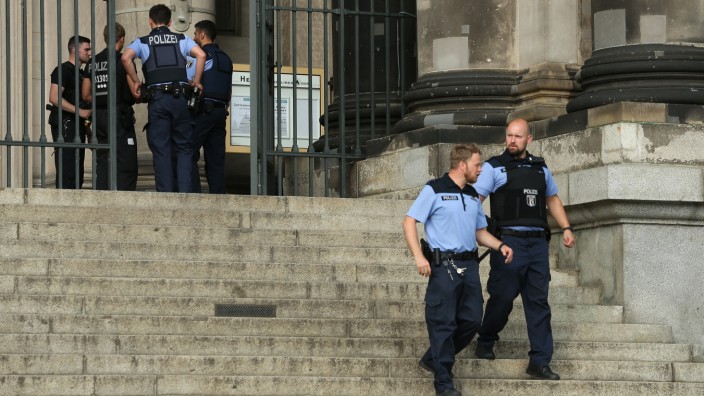 Police Shoot Knife-Wielding Suspect At Berlin Cathedral