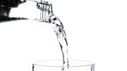 Mineralwasser: Wasser aus Glasflaschen ist laut der Untersuchung weniger belastet