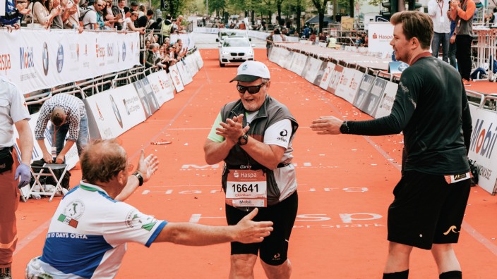 Auf der Zielgeraden: Christian Hottas erreicht das Ziel des Hamburg-Marathon als Letzter von mehr als 14000 Teilnehmern